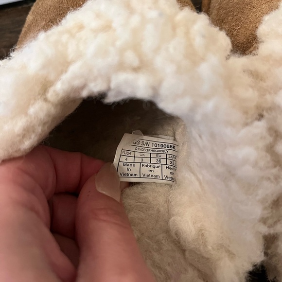 UGG Slippers girls size 4 - Picture 5 of 6